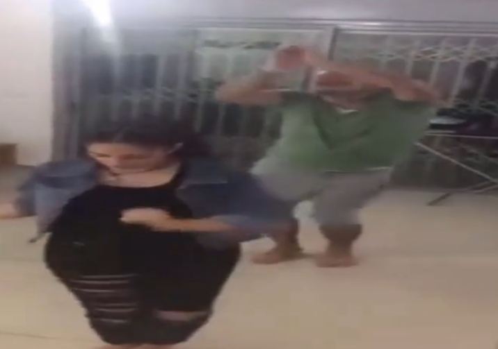 Vidéo – Humour : Regardez comment ce papa trolle la danse de sa fille ! à mourir de rires…