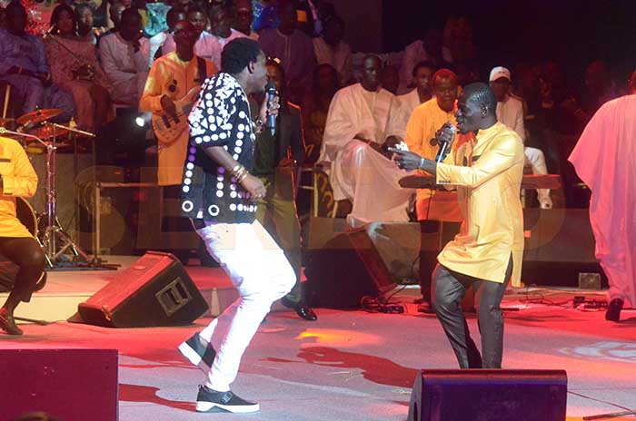 (6 photos) – Wally Seck et le frangin de son idole… Une belle complicité au Grand Théâtre
