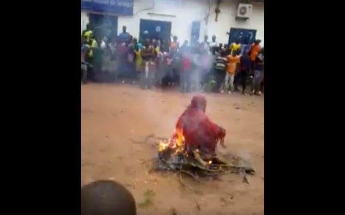 Vidéo – Casamance : Incroyable, regardez ce « KanKourang » qui danse sur le feu…