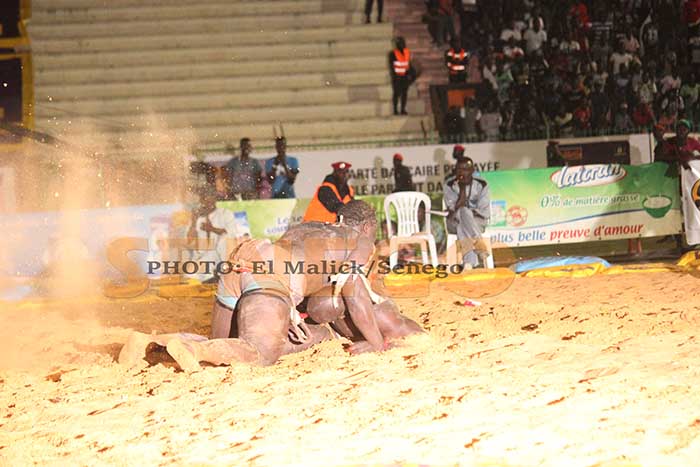 Lutte: 13ème édition du drapeau Aida Mbodji, Modou Anta bat Zarko à l’usure. Regardez le film du combat