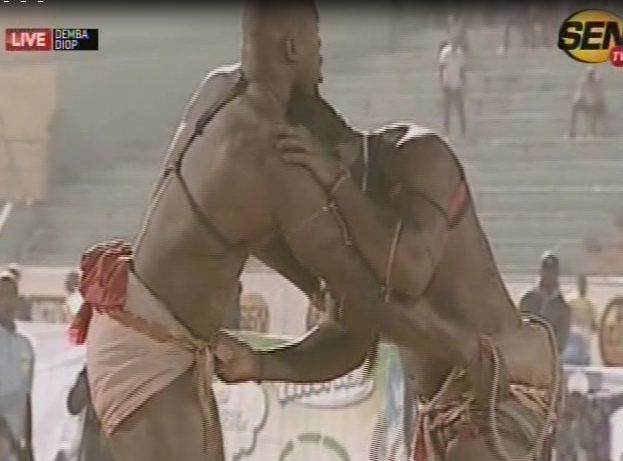 Vidéo- Modou Anta domine Zarco et le terrasse, Tout ce que vous n’avez pas vu à la télé en 4mn… Regardez!!