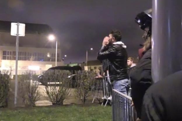 Vidéo – PSG: Thiago Motta heurte un supporter en quittant l’aéroport