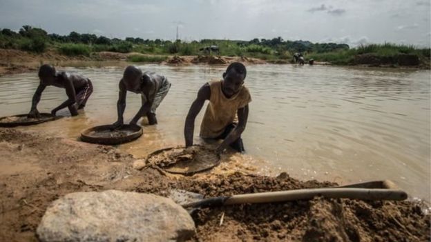Sierra Léone: un pasteur découvre un gros diamant et le remet au président