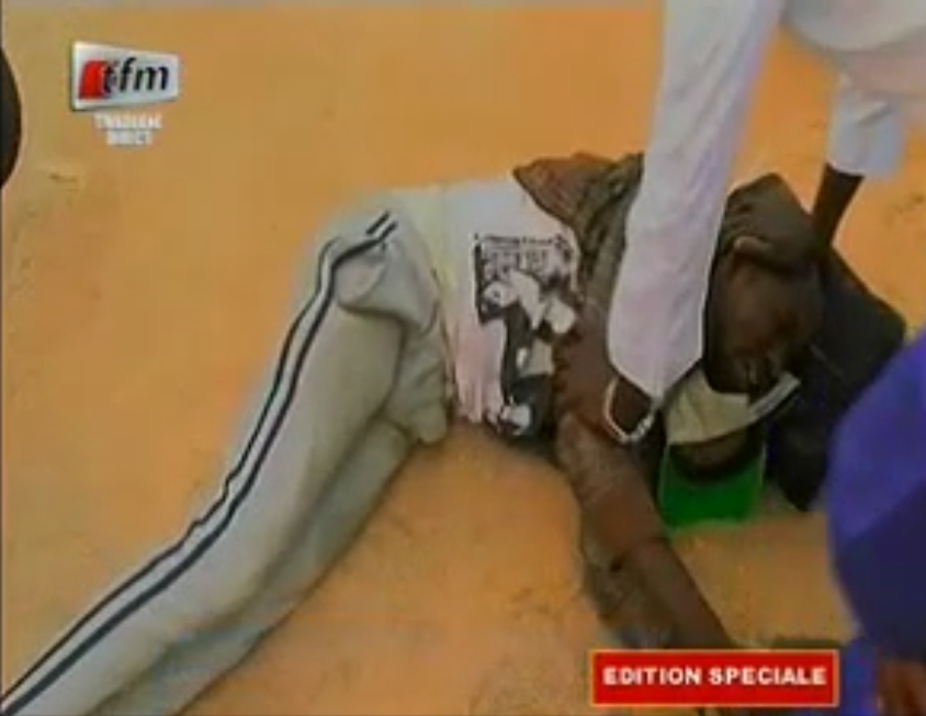 Vidéo: Sur la tombe de Serigne Cheikh, des fidèles craquent…