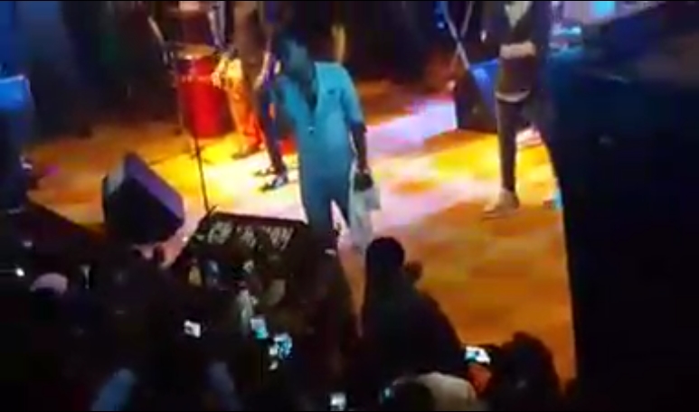 Vidéo: L&rsquo;hommage de Wally Ballago à Thione Seck en Gambie… Regardez !