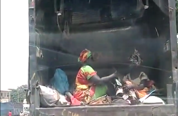 Vidéo – Insolite : Des femmes utilisent un camion-poubelle comme moyen de transport