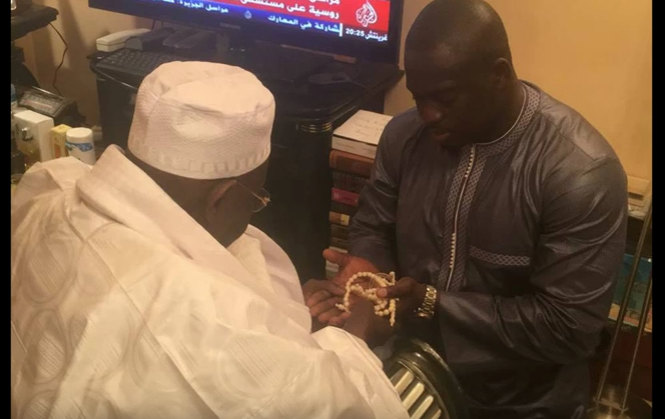 (06 Photos) Aziz Ndiaye chez son marabout Abdou Aziz Sy Al Amine