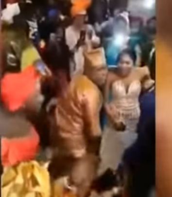 Vidéo  – Quand Amzozo et sa bande se mettent à danser le « leumbeul » avec des femmes…