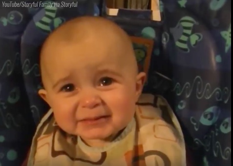Vidéo – Emouvant : la réaction de ce bébé quand sa mère chante va vous faire pleurer !