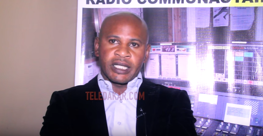 Vidéo – Un journaliste d’Oxyjeunes déshabille Pape Cheikh Sylla : « Il est un raté de la République… » – Regardez