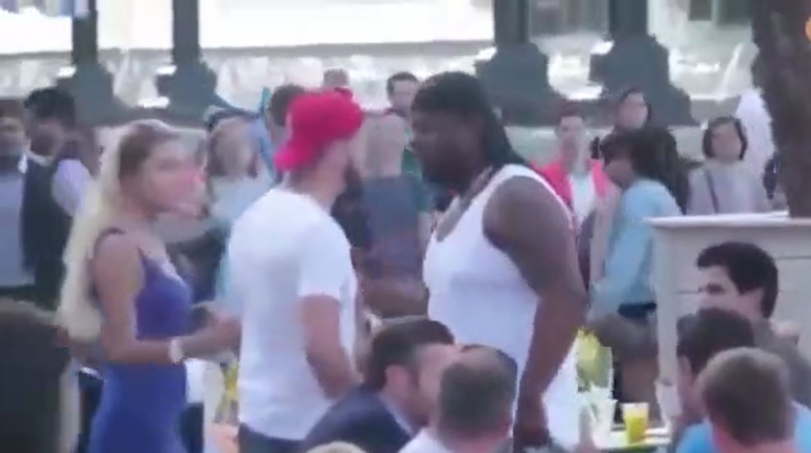 Vidéo : Il met KO vite fait un géant qui a insulté une femme – Regardez