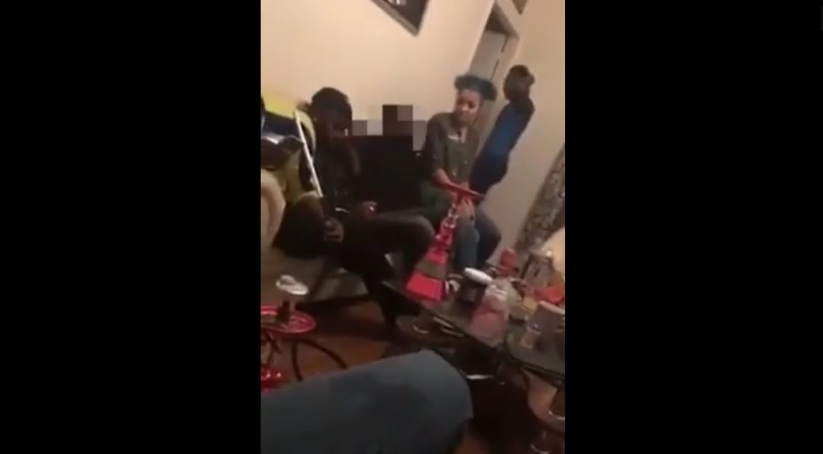 Vidéo : Il se retrouve avec sa copine et sa maîtresse dans la même soirée – Regardez.