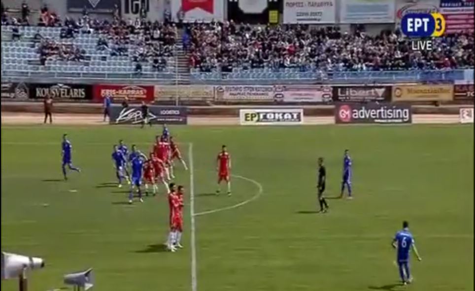 Vidéo : Un arbitre valide un but alors que 5 joueurs sont hors-jeu – Regardez.