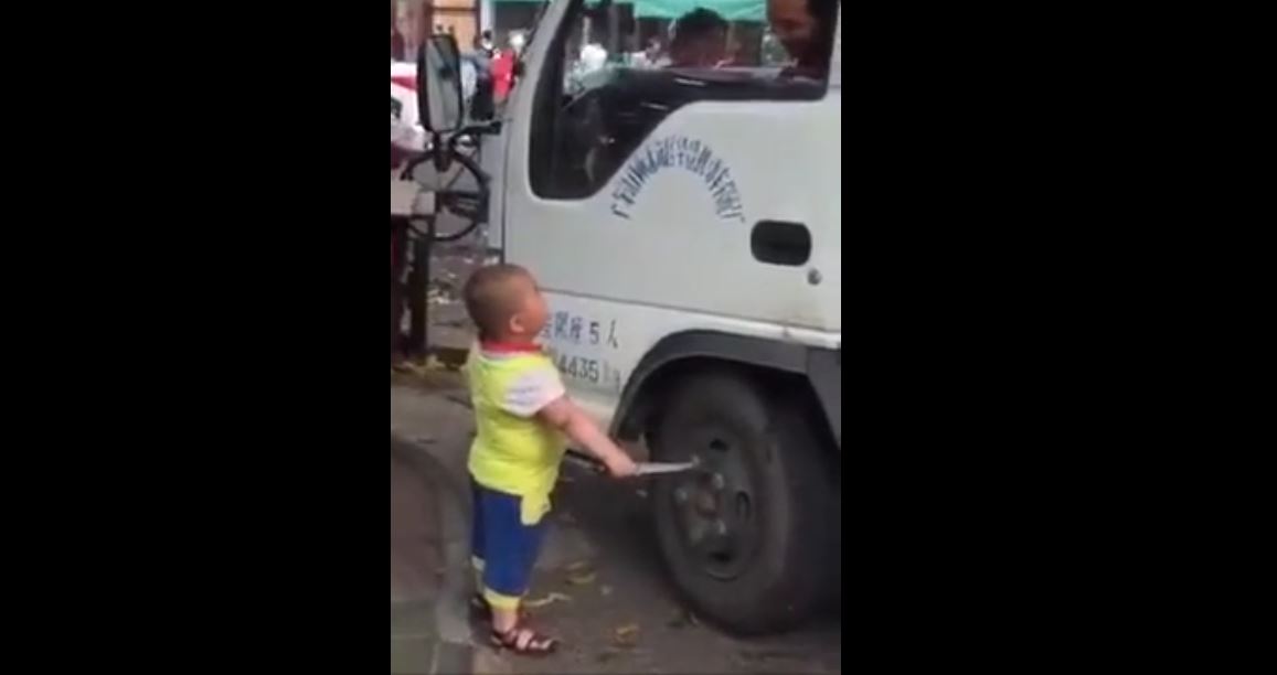 Vidéo : Cet enfant chinois armé d&rsquo;un couteau tente de faire la loi dans la rue – Regardez.