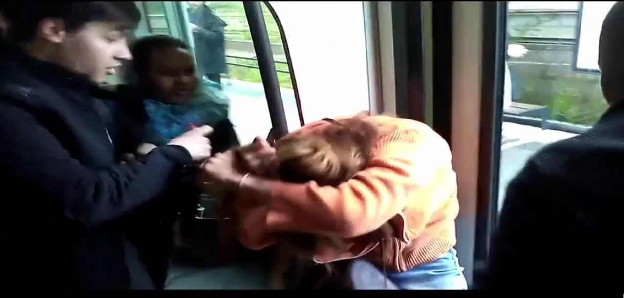 Vidéo : Une française raciste se fait tabasser grave dans le tramway par deux jeunes africaines – Regardez.