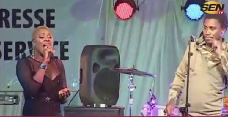 Vidéo – Titi et Wally Seck enflamment la soirée et font danser les animateurs !