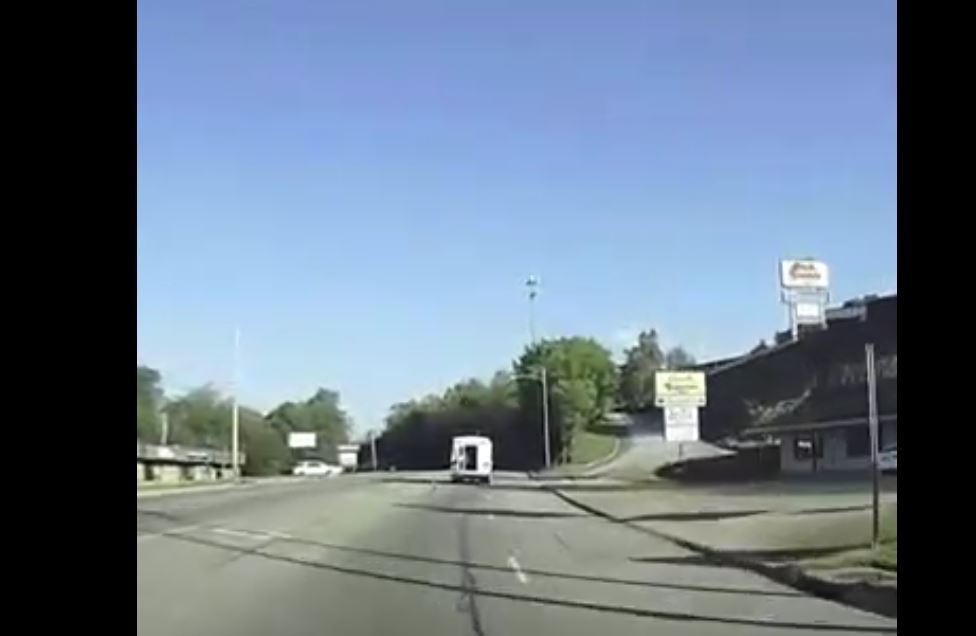 Vidéo : Une petite fille de 4 ans tombe d’une voiture en pleine course sans être remarquée par ses parents – Regardez.