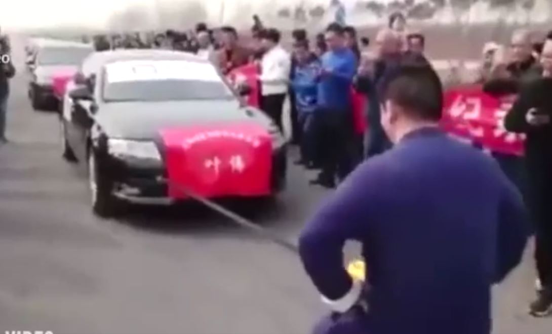 Vidéo : Cet homme tire 6 voitures avec une partie de son corps – Regardez.