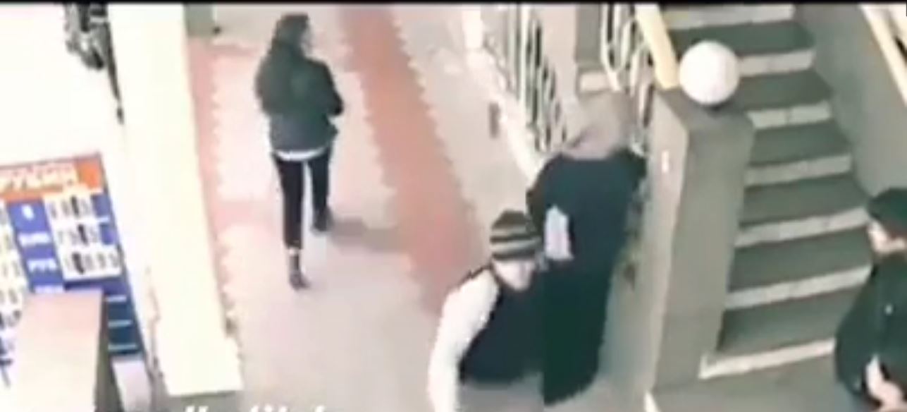 Vidéo : Une femme voilée se fait agresser par une bande de jeune avant qu’un passant la venge seul – Regardez.