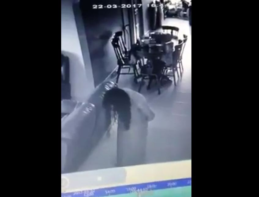 Vidéo : Il surveille sa femme de ménage sur écran de surveillance et tombe sur une scène terrifiante – Regardez.
