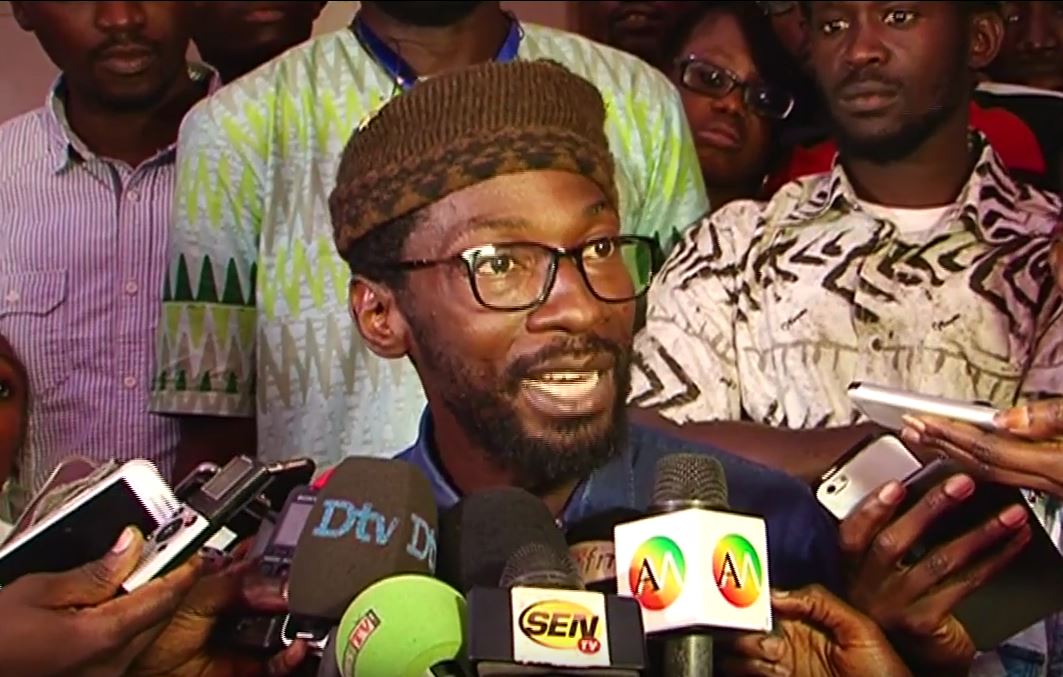 Vidéo : Y en a marre appelle à se vêtir tout de noir lors du rassemblement, mais, avec le drapeau du Sénégal entre les mains – Regardez.