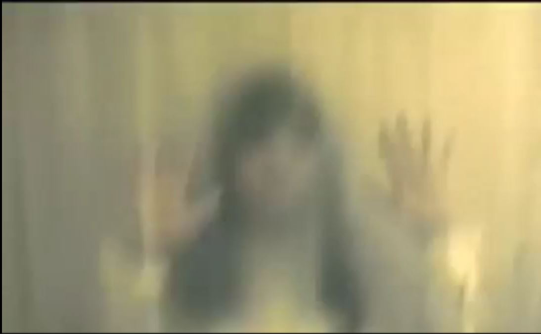 Vidéo : En filmant sa femme prendre sa douche il va découvrir quelque chose d’effrayant – Regardez.