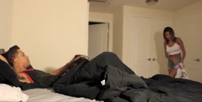 Vidéo : Une jeune femme surprend son copain avec une autre au lit, ce qui suit est piquant