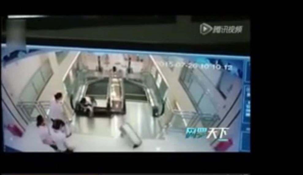 Vidéo : Une femme broyée par un escalator sauve son enfant avant de mourir – Regardez.