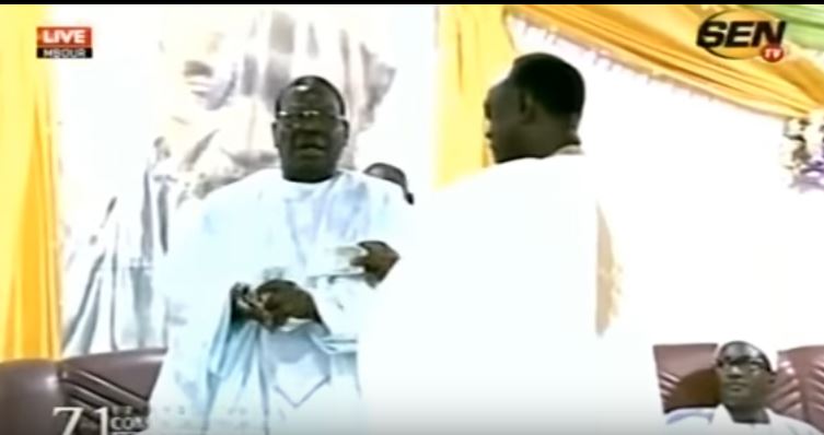 Vidéo – Me El Hadji Diouf distribue des billets  de banque A Cheikh Béthio lors du Thiant ! Regardez.
