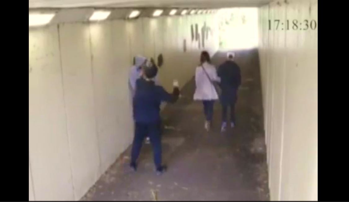 Vidéo : Il balance sa cigarette sur une jeune femme, et ce que fait le mari de cette dernière est juste hallucinant – Regardez.