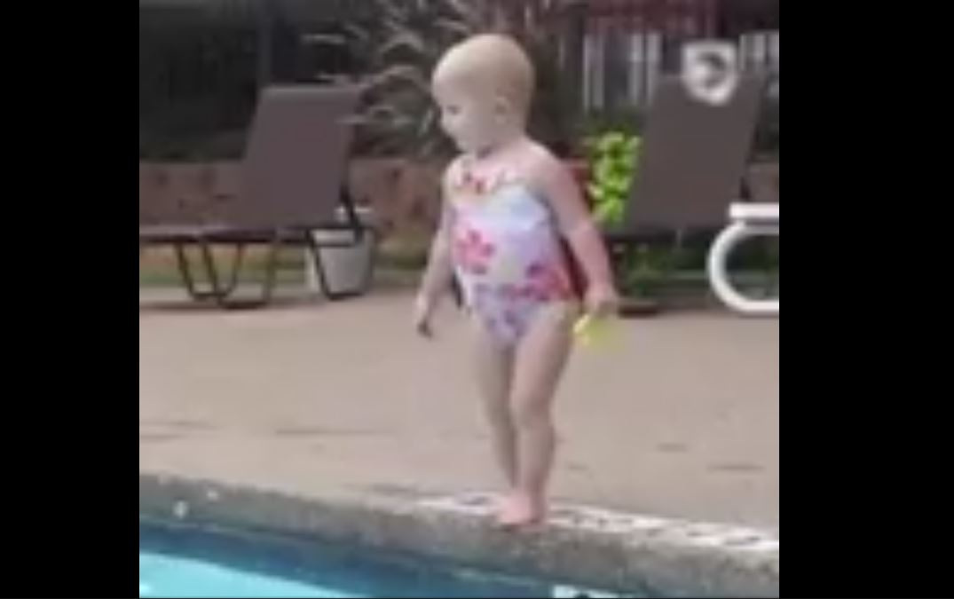 Vidéo : Cette fillette âgée d’un an à peine, nage dans la piscine comme une professionnelle – Regardez
