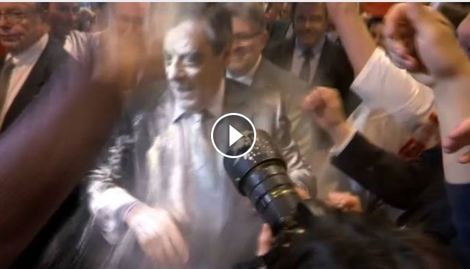 Vidéo – François Fillon enfariné par un jeune homme à Strasbourg…