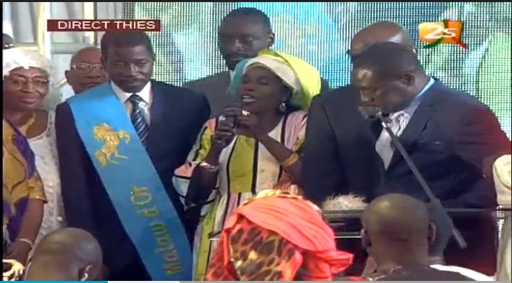 Vidéo – L’énorme bourde de la griotte de Talla Sylla à la remise du malaw d’or au maire de Thiés…