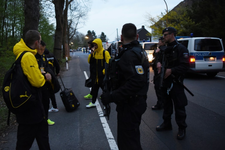 Le bus des joueurs de Dortmund touché par des explosions, Marc Bartra blessé