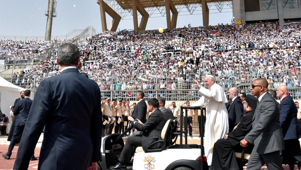 En Egypte, le pape François célèbre une messe devant des milliers de chrétiens