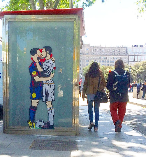 Messi et Ronaldo se donnent un baiser sur un mur de Barcelone