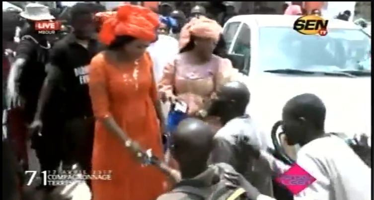 Vidéo : Les talibés de Cheikh Béthio s’agenouillent devant Sokhna Aida Saliou…Regardez !