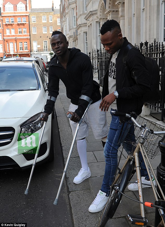 Vidéo : Sadio Mané en béquilles après son opération – Regardez.