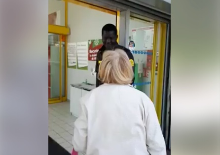 Vidéo – France : Insolite, cette vieille dame, partisane de Marine Le Pen avertit les noirs… Regardez.