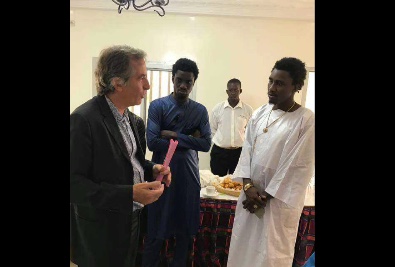 Vidéo – Wally Seck et l’ambassadeur de la France : de bons amis ! Regardez !