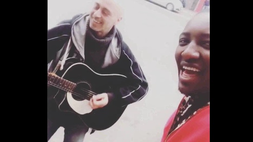 Vidéo – Maroc :  Quand Admow Flow chante dans les rues de Casablanca avec un marocain…Regardez