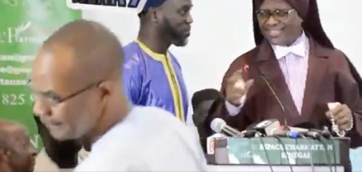 Vidéo – Insolite : Mamadou Ibra Kane boude la salle suite aux clashs entre Kara et Me El Hadj Diouf ! Regardez .