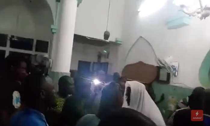 Vidéo – Insolite à Niari Tally : Ils se bagarrent dans la mosquée pour savoir qui va diriger la prière…regardez.