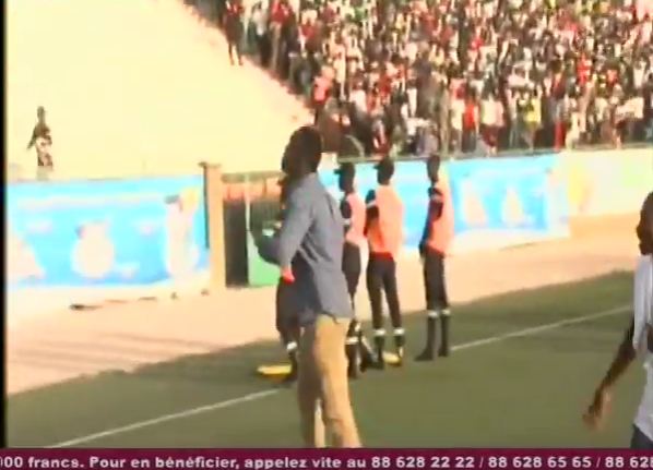 Vidéo – L&rsquo;arrivée de Siteu au Stade Demba Diop : il chauffe le public et défie Balla Gaye…Regardez !