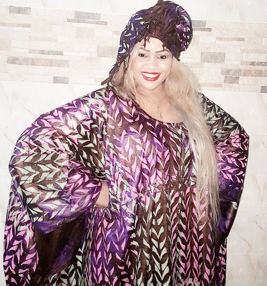 Vidéo : Guigui met le paquet et confectionne des tissus à son effigie pour son Festival