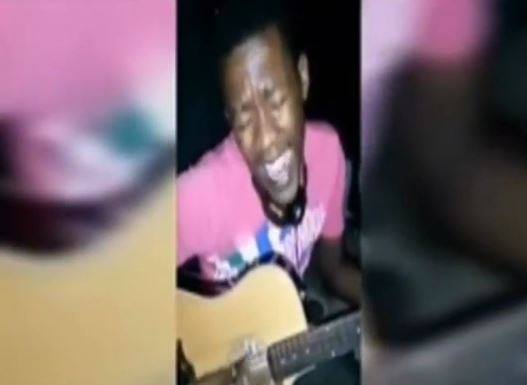 Vidéo – Humour : la chanson hilarante de ce guitariste : « Guayi déléne sangou, Tanguaye bi Nieuw Na… » Regardez.