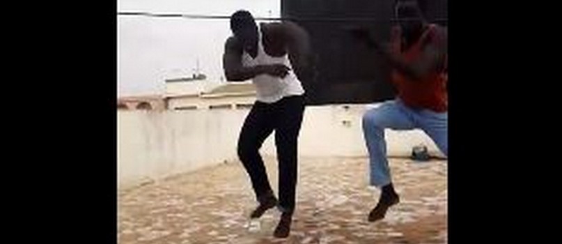 Vidéo: Instant délire avec Boy Niang qui danse du Mbalakh