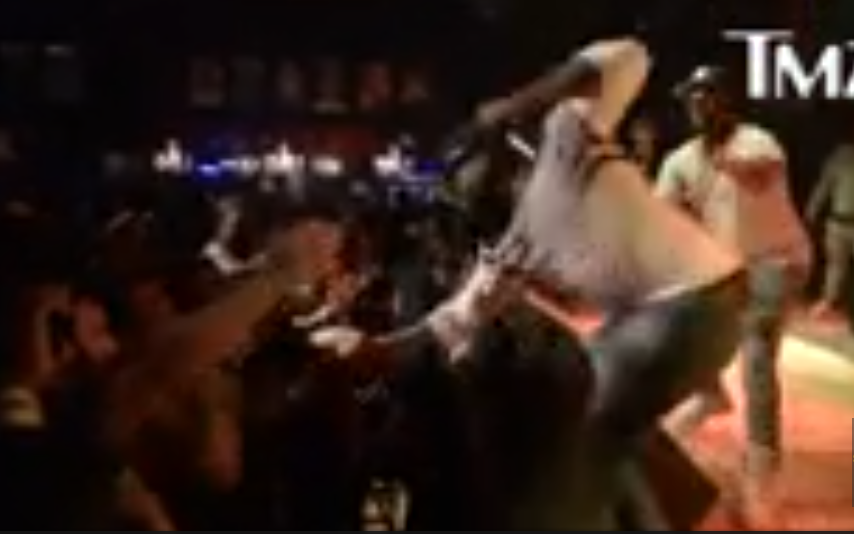 Vidéo : 50 Cent dérape et frappe une femme en plein concert avant de regretter son geste