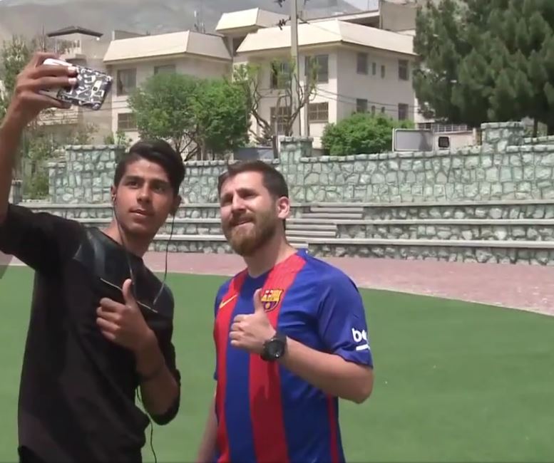 Vidéo : Cet iranien ressemble tellement à Messi qu&rsquo;il rend fou les fans du Barça – Regardez.