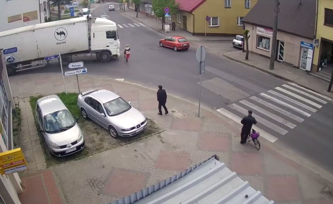 Vidéo : Ce camion roule sur une piétonne qu’il n’aurait pas vu – Regardez.